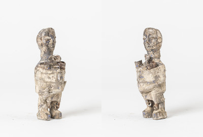 Figur der Ewe, Ghana Holz, Farbe, Stoff, Glas, Metall, organische Bestandteile