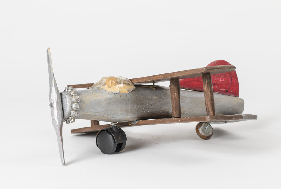 O.T. (Flugzeug) Holzplastik, farbig gefasst, Kunststoff, Metall