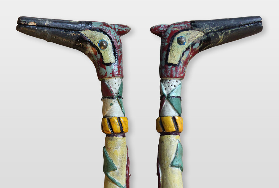 Gehstock (Trench-Art 1. Weltkrieg), Detail Schnitzerei, Farbe, Metall und Gummi auf Holz