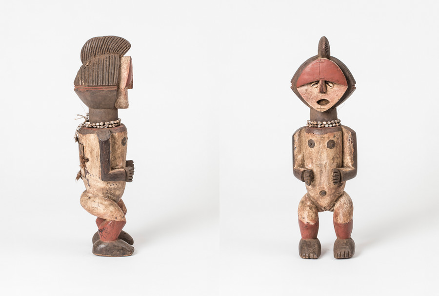 Ambete Ahnenfigur, Kongo Holz, farbig gefasst, Kaurischnecken, Glasperlen, Schnur, Metall