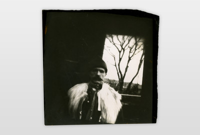 Billy Childish by tree Pinhole Foto, Fotopapier