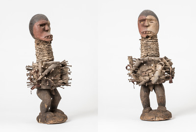 Kraftfigur »Nkisi«, Zentralafrika Holz, farbig gefasst, Metall, Glas, organische Bestandteile