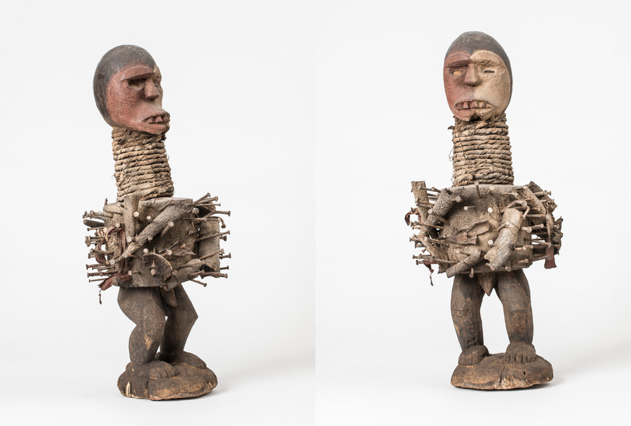 Kraftfigur »Nkisi«, Zentralafrika Holz, farbig gefasst, Metall, Glas, organische Bestandteile