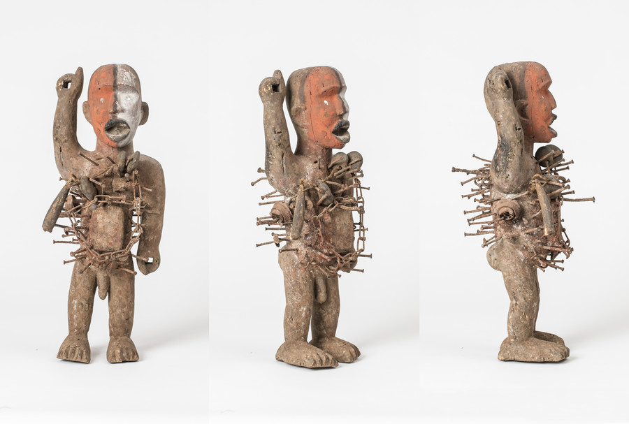 Kraftfigur »Nkisi« der Bakongo, Kongo, Zentralafrika Holz, farbig gefasst, Metall, Glas, organische Bestandteile