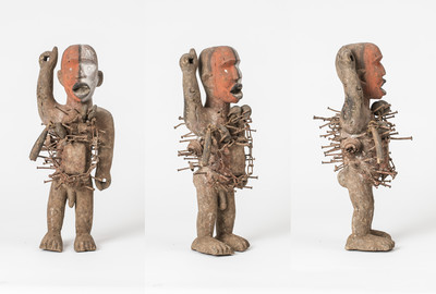 Kraftfigur »Nkisi« der Bakongo, Kongo, Zentralafrika Holz, farbig gefasst, Metall, Glas, organische Bestandteile