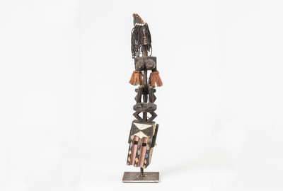 Maske der Dogon, Mali Holz, farbig gefasst, Stoff, Bast, Kuststoffperlen