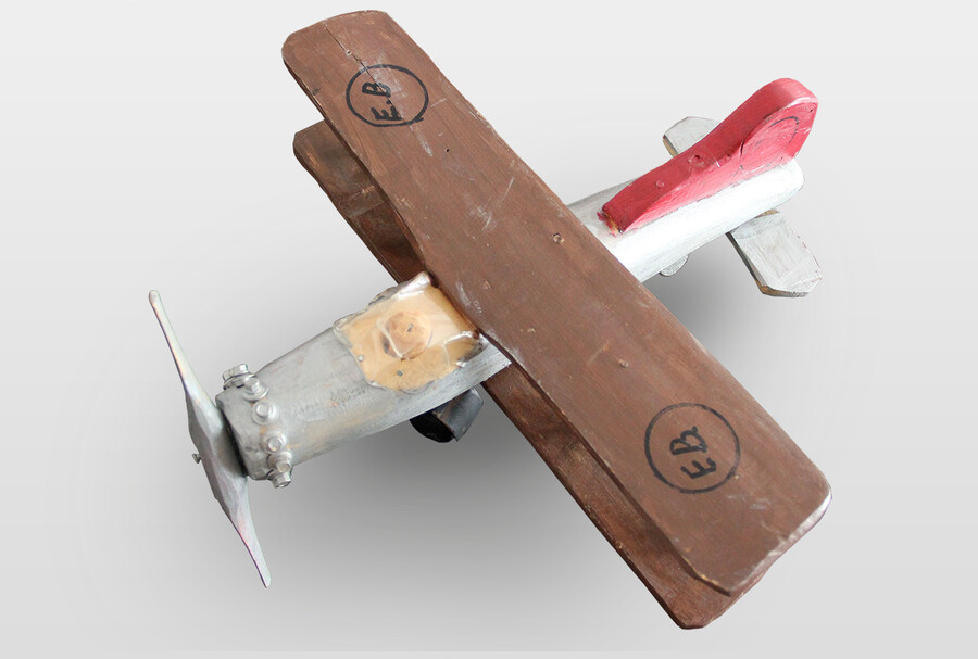 O.T. (Flugzeug) Holzplastik, farbig gefasst, Kunststoff, Metall