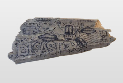 Disaster Fineliner auf Holzstück