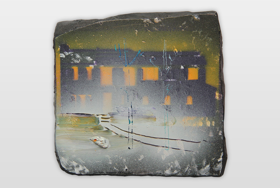 O.T. (Haus im Nebel) Sprühlack, Druckfarbe auf Fragment von Lithografie-Druckstein, 2018