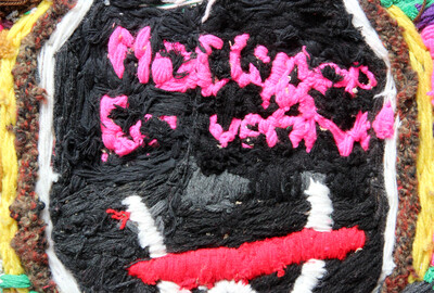 Frauenwrestling III - Catchergürtel (Detail) Wollstickerei auf Wellpappe