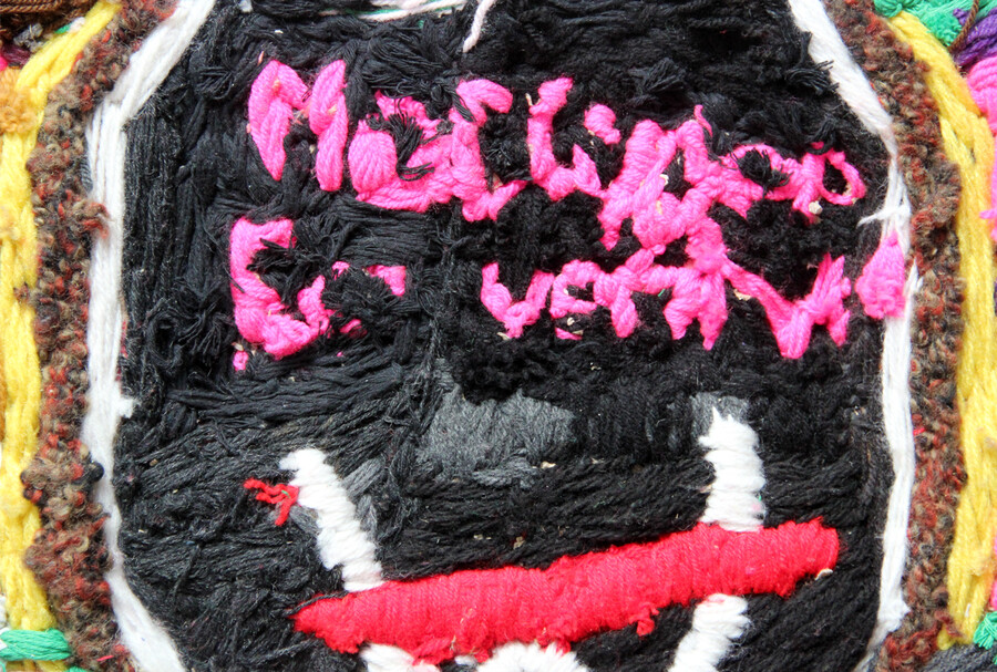 Frauenwrestling III - Catchergürtel (Detail) Wollstickerei auf Wellpappe